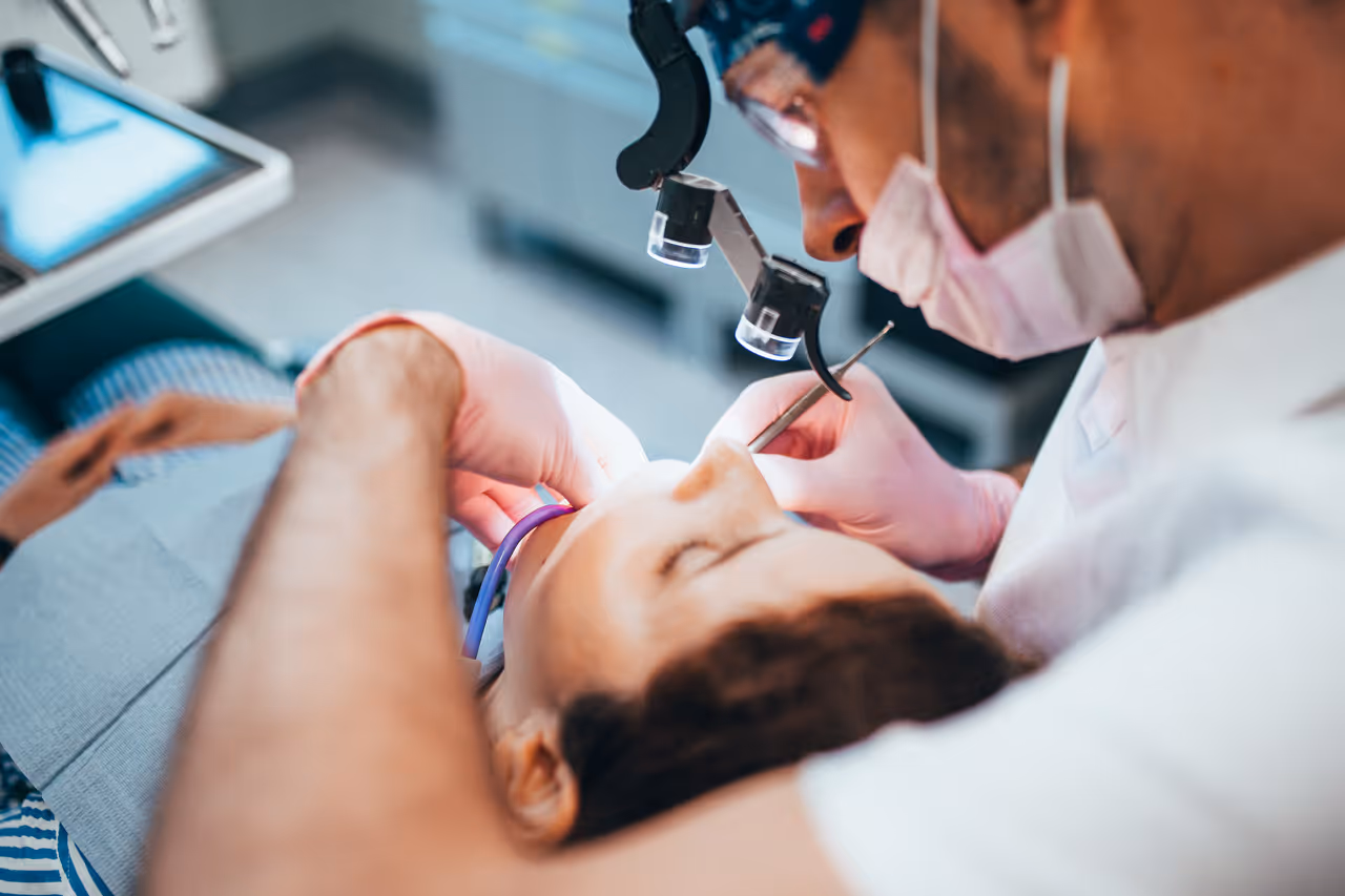 What To Expect From Root Canal Treatment: Pain, Symptoms & Complications
